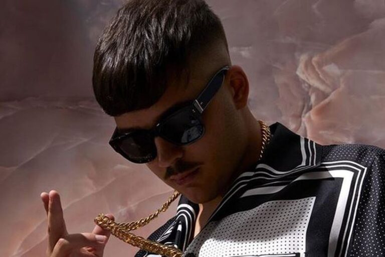 Napoli, video choc di Capodanno: il rapper Geolier incita la fidanzata ​a sparare dal balcone con la pistola