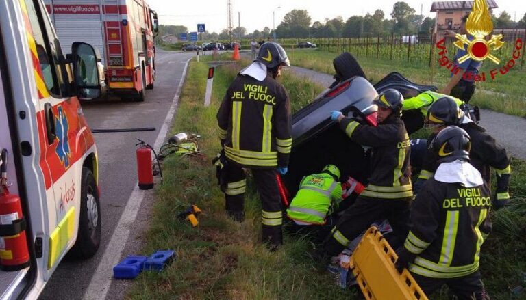 Salerno, tragico incidente: due ragazzi si schiantano con la moto e perdono la vita
