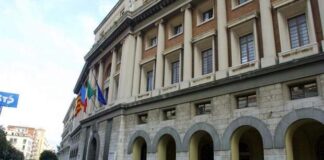 Petardi contro il Comune di Salerno, danneggiate 5 auto e la vetrata del municipio