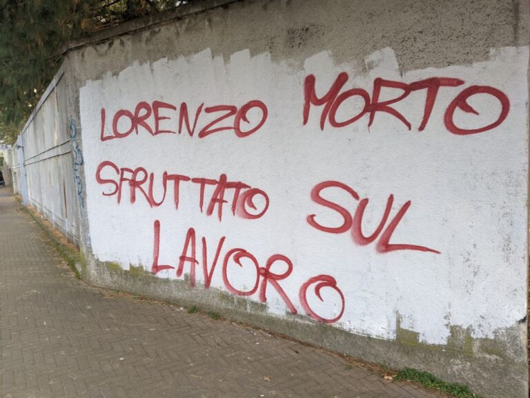 Napoli, scontri in piazza dei Martiri durante la manifestazione degli studenti per ricordare Lorenzo