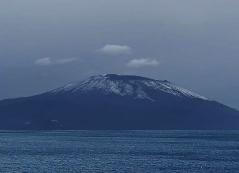 Neve sul Vesuvio e temperature in calo, ma il cattivo tempo arriverà venerdì prossimo