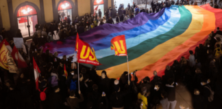 Napoli, corteo contro la guerra in Ucraina con una bandiera arcobaleno di 30 metri