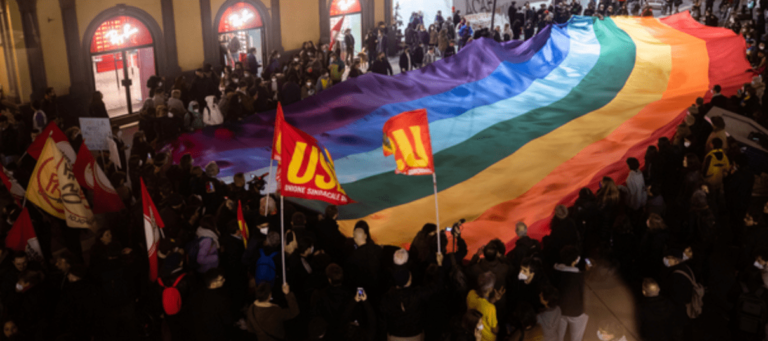 Napoli, corteo contro la guerra in Ucraina con una bandiera arcobaleno di 30 metri