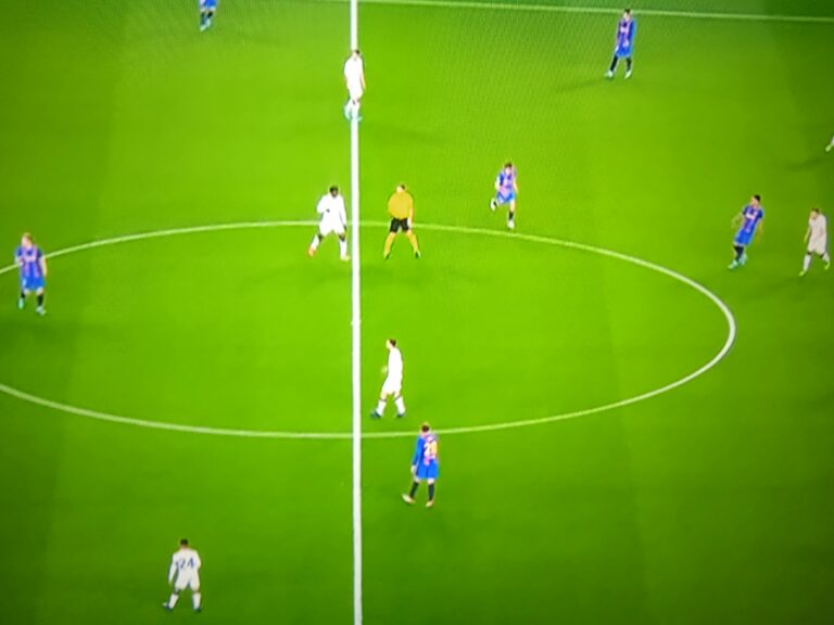 Il Napoli conquista un pareggio d’oro contro il Barcellona (1-1), fa discutere il rigore assegnato ai padroni di casa