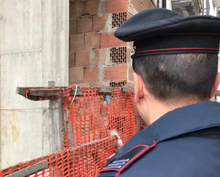 Ercolano, abusi edilizi sanati irregolarmente, arrestati un geometra e un sottufficiale della polizia municipale