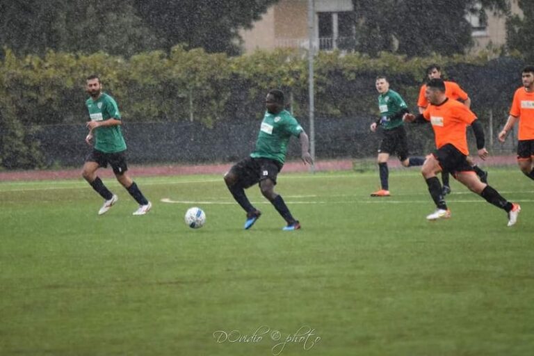 Tragedia su di un campo di calcio: giocatore 36enne del Ghana muore poco prima della partita
