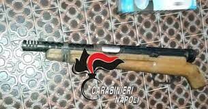 Bagnoli: nei contatori di un palazzo i carabinieri trovano e sequestrano armi e droga