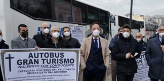 Bus gran turismo, corteo di protesta con carro funebre: traffico in tilt tra Napoli e Caianello
