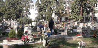 Rubate più di mille fioriere nel cimitero di Poggioreale, varco sfondato con un tir