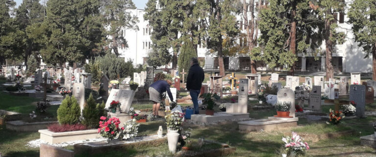 Rubate più di mille fioriere nel cimitero di Poggioreale, varco sfondato con un tir
