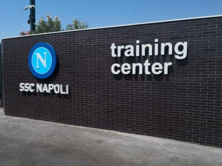 Paura durante allenamento del Napoli, uomo al volante irrompe sui campi di Castel Volturno