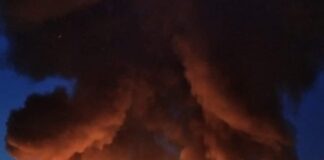 Orta di Atella, maxi incendio nell’area industriale: cittadini costretti a chiudersi in casa per il fumo nero