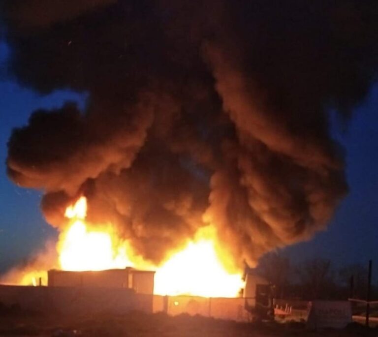 Orta di Atella, maxi incendio nell’area industriale: cittadini costretti a chiudersi in casa per il fumo nero