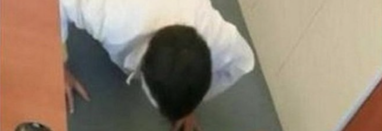 Salerno, specializzandi costretti a fare flessioni in caso di ritardo. Il direttore: “Macchina del fango”