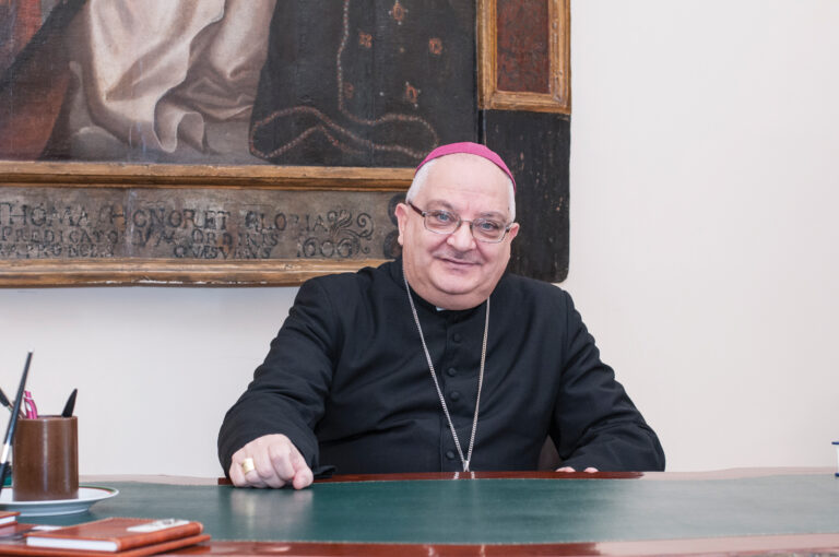 Pagani, il vescovo contestato alla festa della Madonna delle Galline