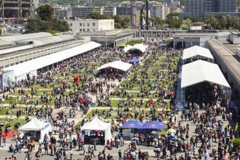 Comicon al via a Napoli, in fila per ore alla Mostra d’Oltremare