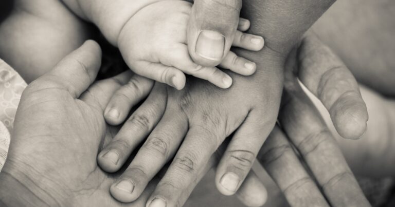 La Consulta: “Automatismo cognome paterno è discriminatorio e lesivo della identità dei figli”