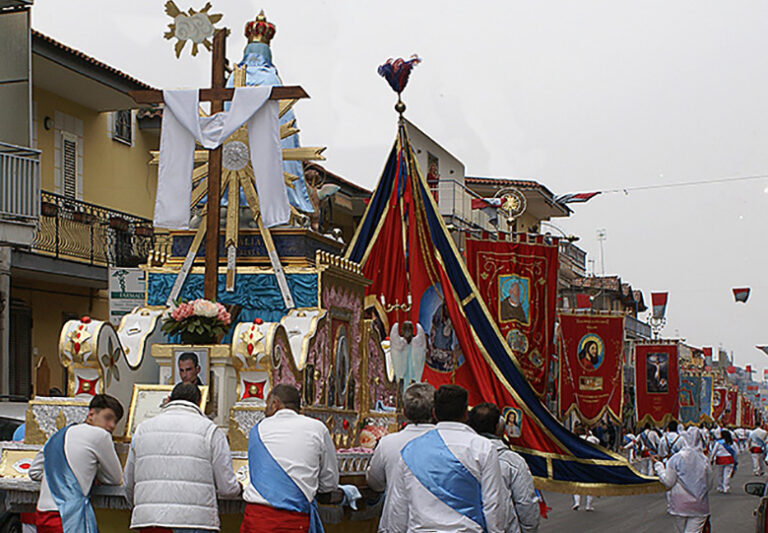 Shock ad Aversa, rissa alla processione Madonna dell’Arco: allarme criminalità nei circoli