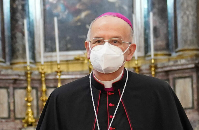 Diocesi di Aversa, il vescovo Spinillo positivo al Covid: è in buone condizioni