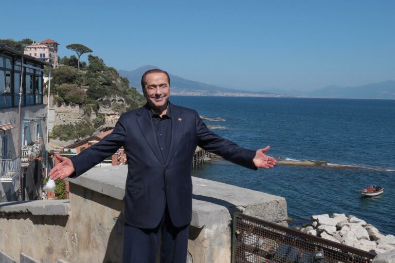 Chiuse le liste di Forza Italia in Campania, Berlusconi e Tajani capolista: seggio certo per Fascina