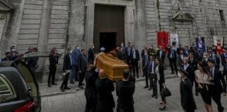 Funerali De Mita, folla record a Nusco: strade transennate e maxischermo. Mattarella abbraccia i familiari in chiesa