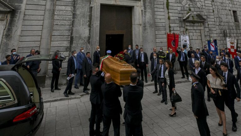 Funerali De Mita, folla record a Nusco: strade transennate e maxischermo. Mattarella abbraccia i familiari in chiesa