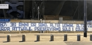 Napoli, durissimi striscione degli ultras contro il club: “Nella mer*a attuale, solo i colori!”
