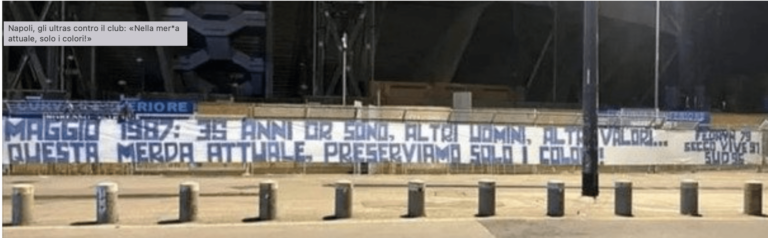 Napoli, durissimi striscione degli ultras contro il club: “Nella mer*a attuale, solo i colori!”
