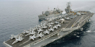 Portaerei Truman nel Golfo di Napoli: folla sul lungomare per foto e selfie