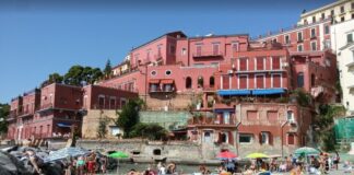 Turismo a Napoli, calo rispetto al 2023: “Occupazione camere al 70%”