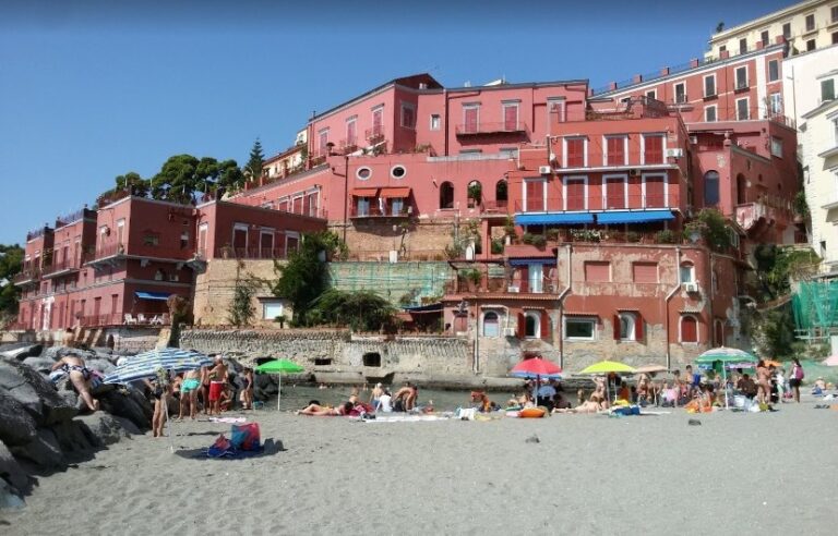 Turismo a Napoli, calo rispetto al 2023: “Occupazione camere al 70%”