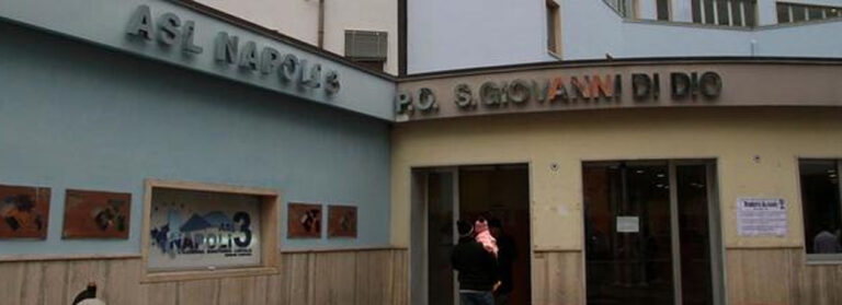 Pazzesco all’ospedale di Frattamaggiore, il pronto soccorso accetta le persone colte da malore solo fino alle 20.00. Ma che è un negozio?