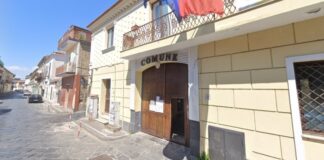 Frignano, lavori al municipio. L’opposizione insorge sul doppio incarico ai tecnici: “Spreco di denaro pubblico”