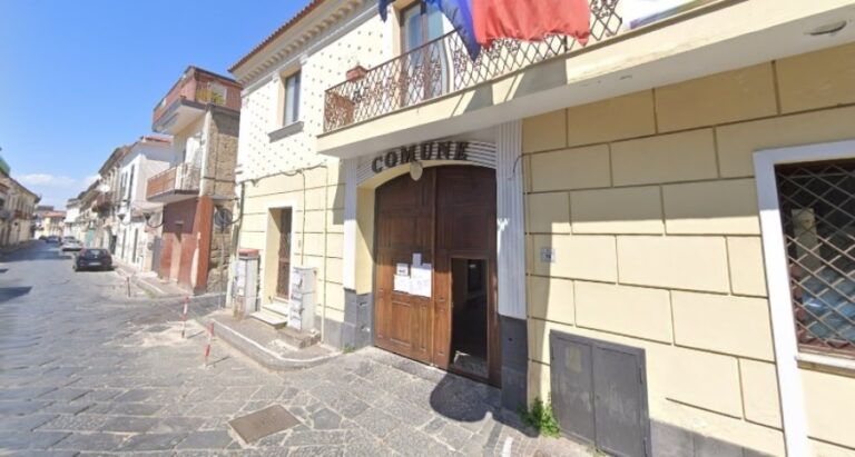 Frignano, lavori al municipio. L’opposizione insorge sul doppio incarico ai tecnici: “Spreco di denaro pubblico”