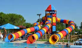 Tragedia nel Salernitano, ragazzino di 12 anni muore al parco acquatico: si era lanciato da uno scivolo