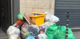 FOTOGALLERY Orta di Atella sommersa dai rifiuti, stop al servizio di igiene urbana: Gaudino e Tosti dormono