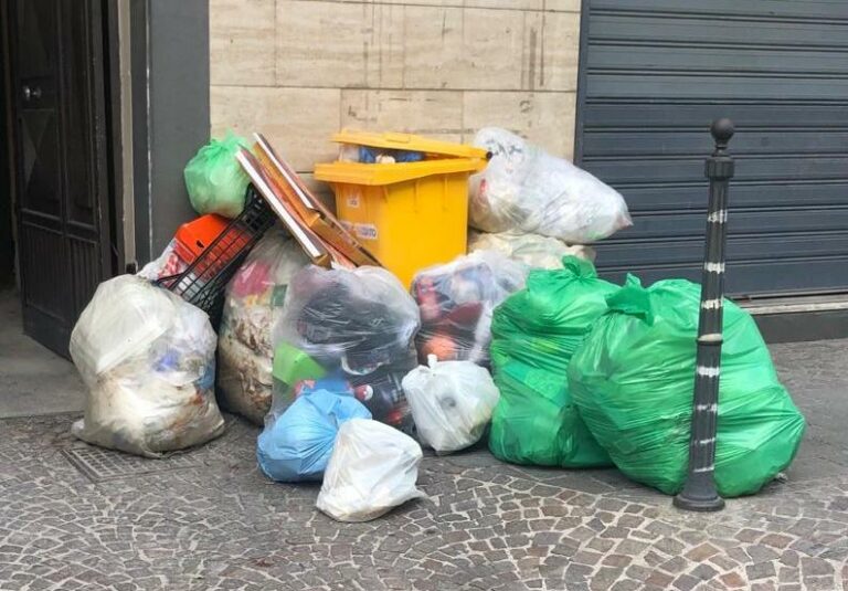 FOTOGALLERY Orta di Atella sommersa dai rifiuti, stop al servizio di igiene urbana: Gaudino e Tosti dormono