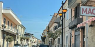 Frignano, cimitero chiuso a ferragosto per risparmiare la corrente. Mastroianni e Alidorante: “Strade illuminate in pieno giorno”