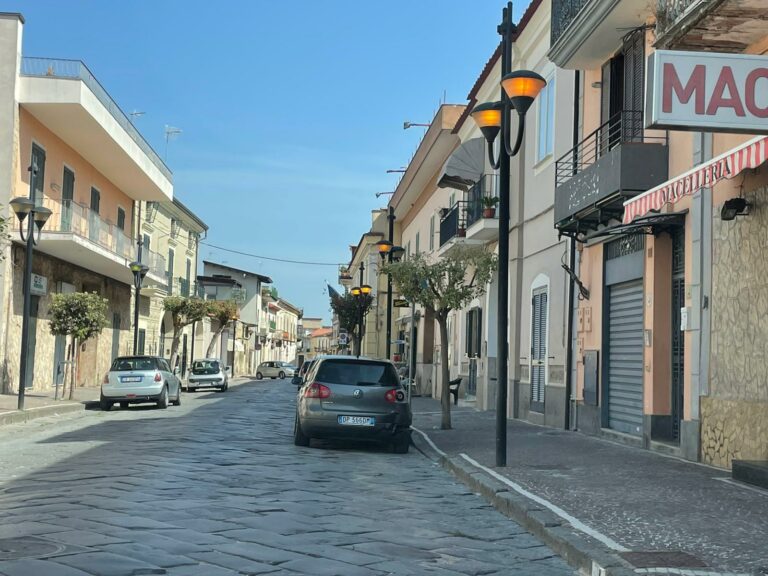 Frignano, cimitero chiuso a ferragosto per risparmiare la corrente. Mastroianni e Alidorante: “Strade illuminate in pieno giorno”