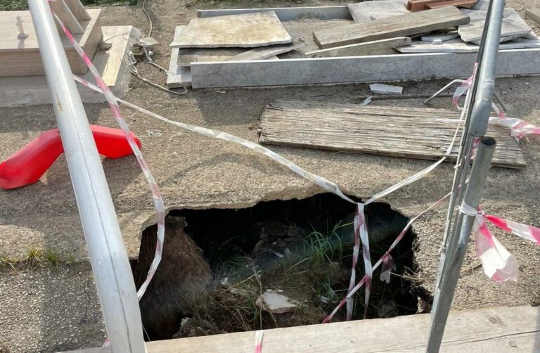 FOTO Cimitero di Frignano nell’incuria, insorgono Mastroianni e Alidorante: “Sindaco e maggioranza incapaci di gestire l’ordinario”