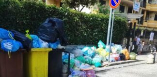 FOTO Orta di Atella invasa dai rifiuti, stato di agitazione degli operatori ecologici: “Siamo senza stipendio”. Gaudino e Tosti latitano
