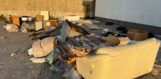 FOTO Frignano, scempio ambientale davanti al cimitero. Mastroianni e Alidorante: “Totale disinteresse dell’amministrazione Santarpia”