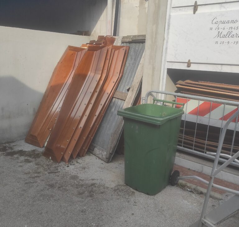 FOTO SHOCK Cimitero di Orta di Atella ridotto a ricettacolo di rifiuti speciali e pericolosi: stanza degli orrori e bare appoggiate ai muri