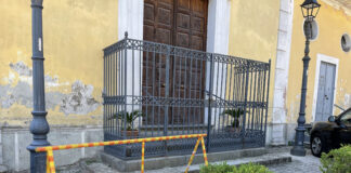 FOTO Cesa, chiese inaccessibili ai disabili: il parroco dov’è? Negozi con barriere architettoniche, il sindaco-avvocato Guida dimentica il diritto costituzionale