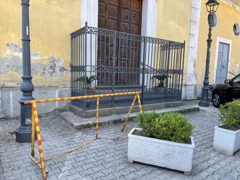 FOTO Cesa, chiese inaccessibili ai disabili: il parroco dov’è? Negozi con barriere architettoniche, il sindaco-avvocato Guida dimentica il diritto costituzionale