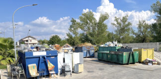 FOTOGALLERY Isola ecologica di Cesa nell’incuria, mancano le misure di sicurezza. Il sindaco Guida promise in campagna elettorale di spostarla, impegno non mantenuto