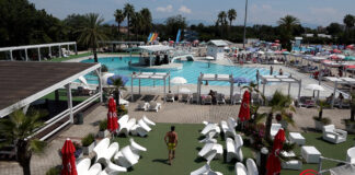 VIDEO Parco Acquatico Acqua Dream 2.0, divertimento assicurato: tre piscine, scivoli, bar, ristorante e pizzeria. Ospita anche importanti eventi musicali