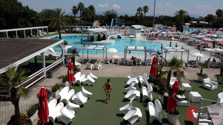 VIDEO Parco Acquatico Acqua Dream 2.0, divertimento assicurato: tre piscine, scivoli, bar, ristorante e pizzeria. Ospita anche importanti eventi musicali