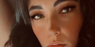 Politiche, esclusa da liste M5s in Campania per post a di Berlusconi: “Silvio, io ti amo, amore mio vinceremo…”. Claudia Majolo: “Sono cambiata”