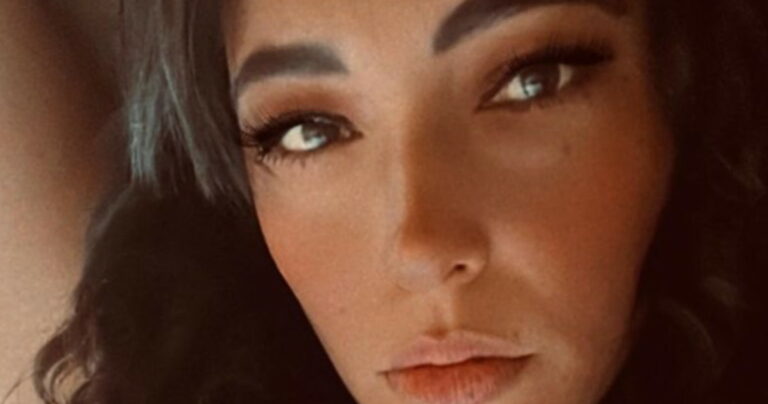 Politiche, esclusa da liste M5s in Campania per post a di Berlusconi: “Silvio, io ti amo, amore mio vinceremo…”. Claudia Majolo: “Sono cambiata”